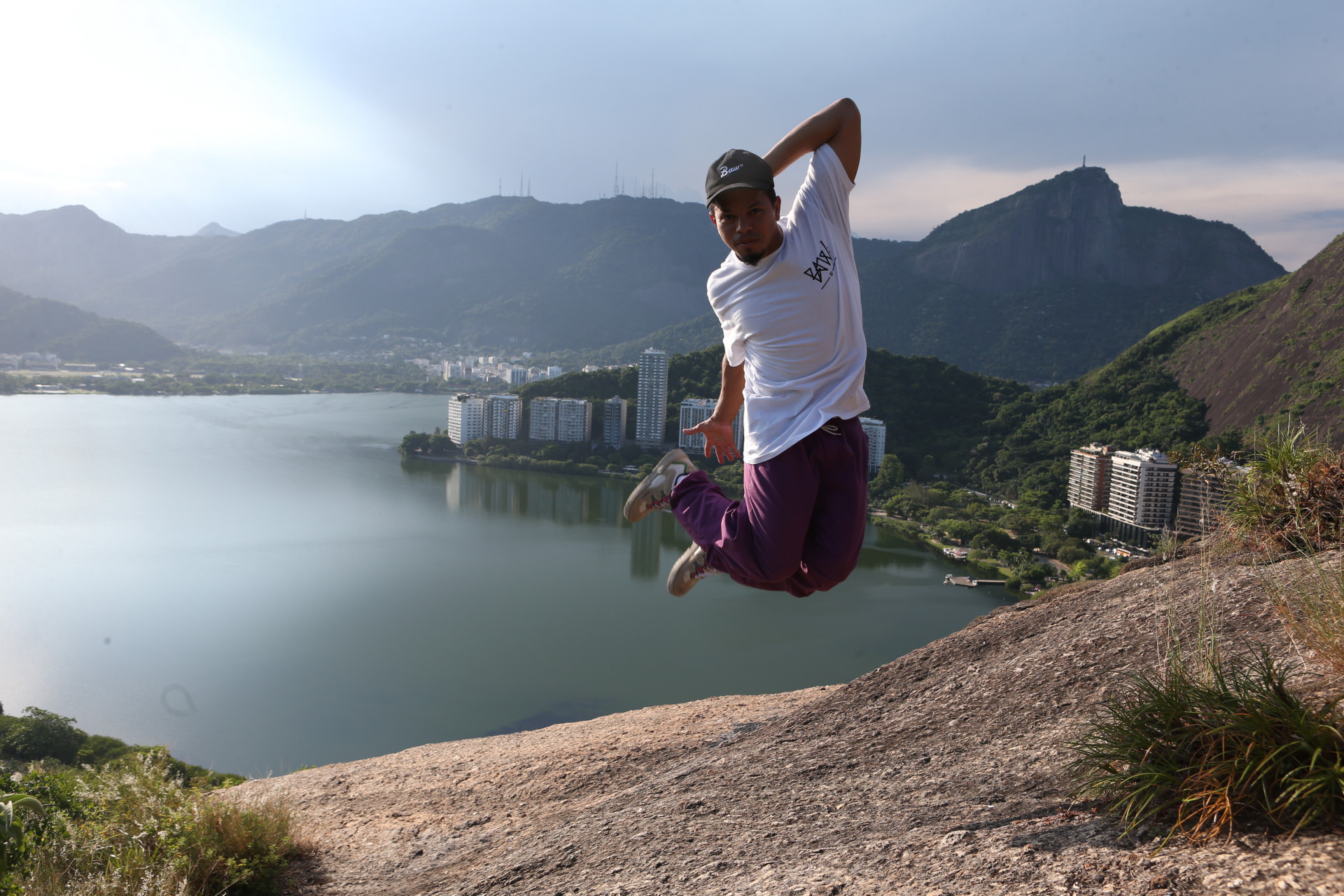 Bboy Kapu, &uacute;nico representante do Rio cotado pra disputar as Olimp&iacute;adas 2024 na modalidade breaking, posa no alto do Cantagalo - Cleber Mendes