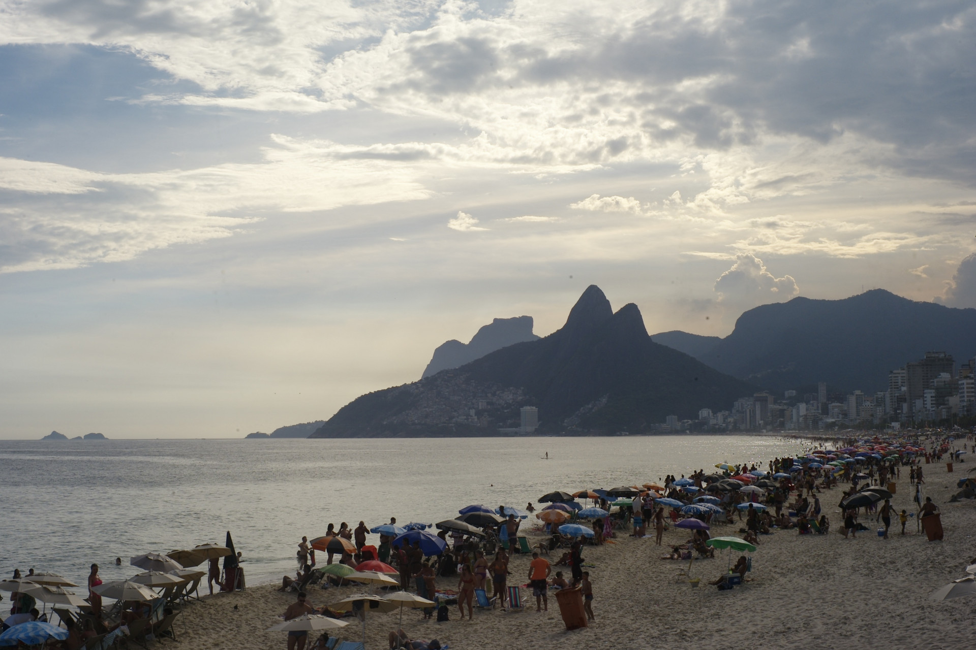 Clima tempo na praia do Arpoador.  -  Pedro Ivo/ Agência O Dia 