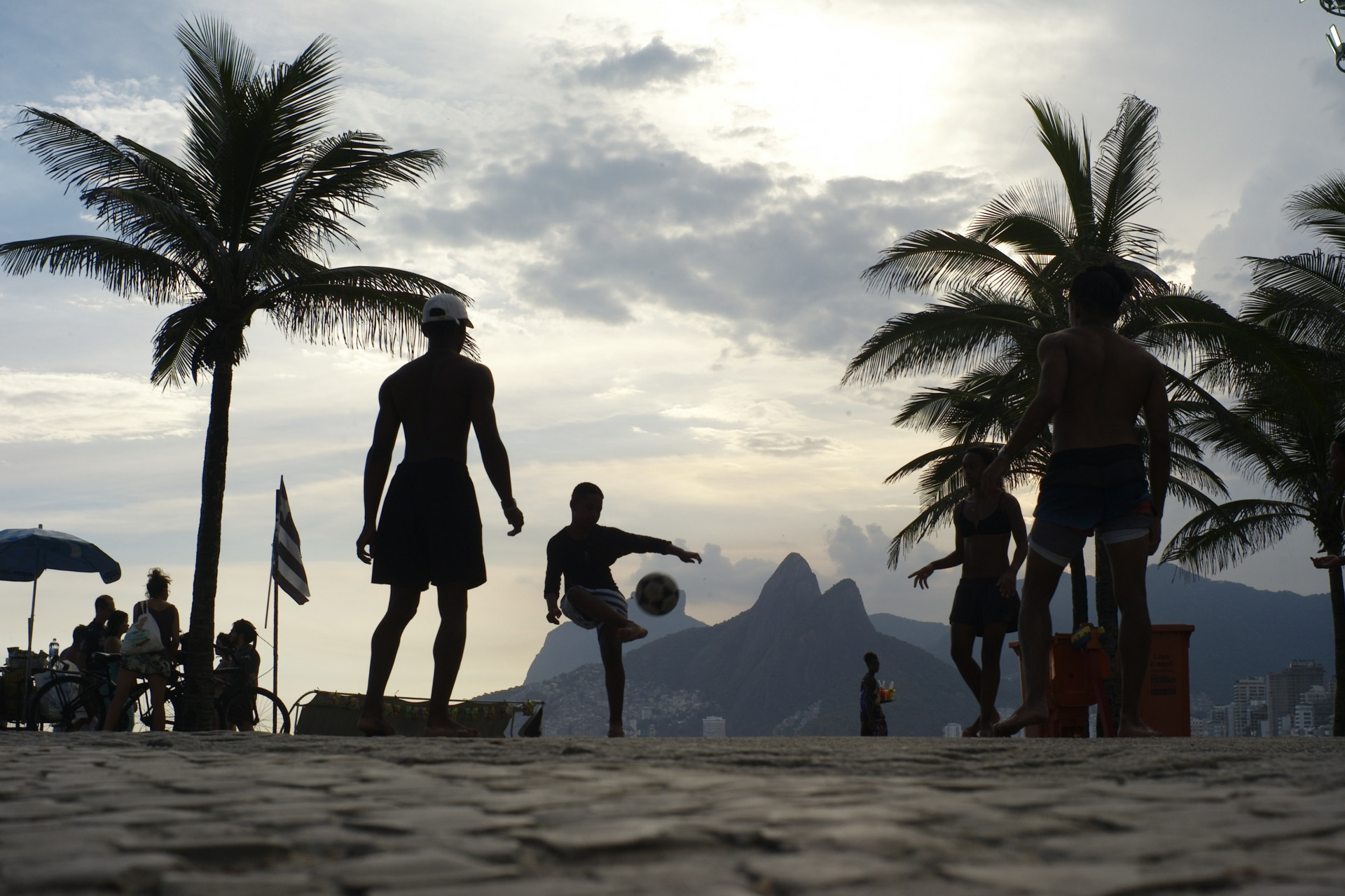 Clima tempo na praia do Arpoador.  -  Pedro Ivo/ Agência O Dia 