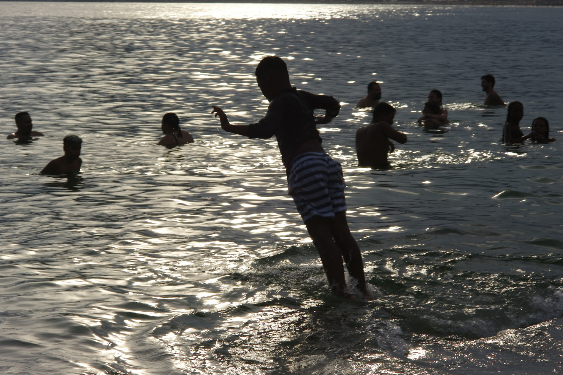 Clima tempo na praia do Arpoador.  -  Pedro Ivo/ Agência O Dia 