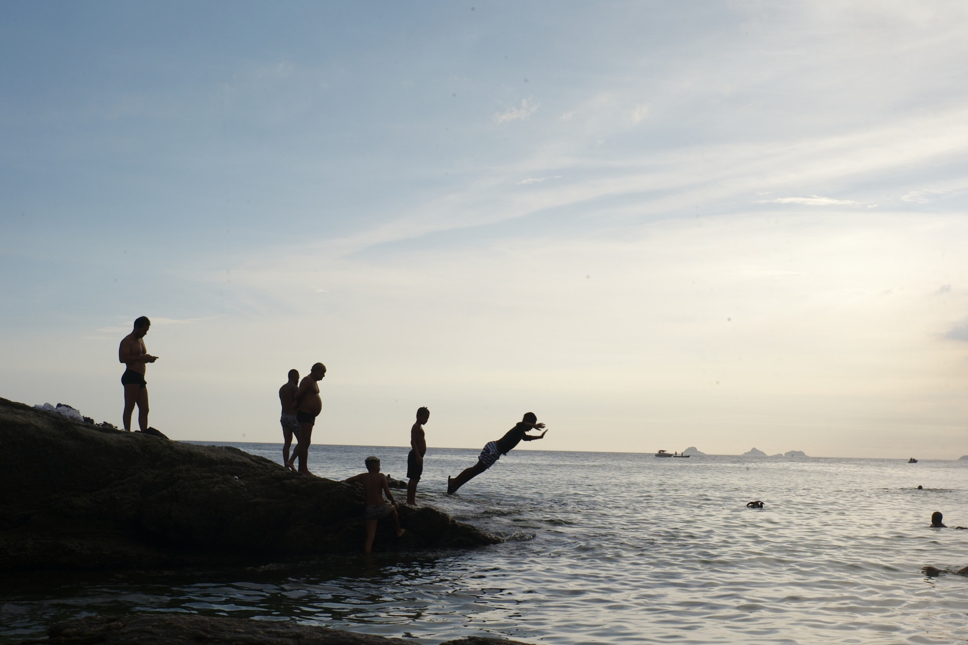 Clima tempo na praia do Arpoador.  -  Pedro Ivo/ Agência O Dia 