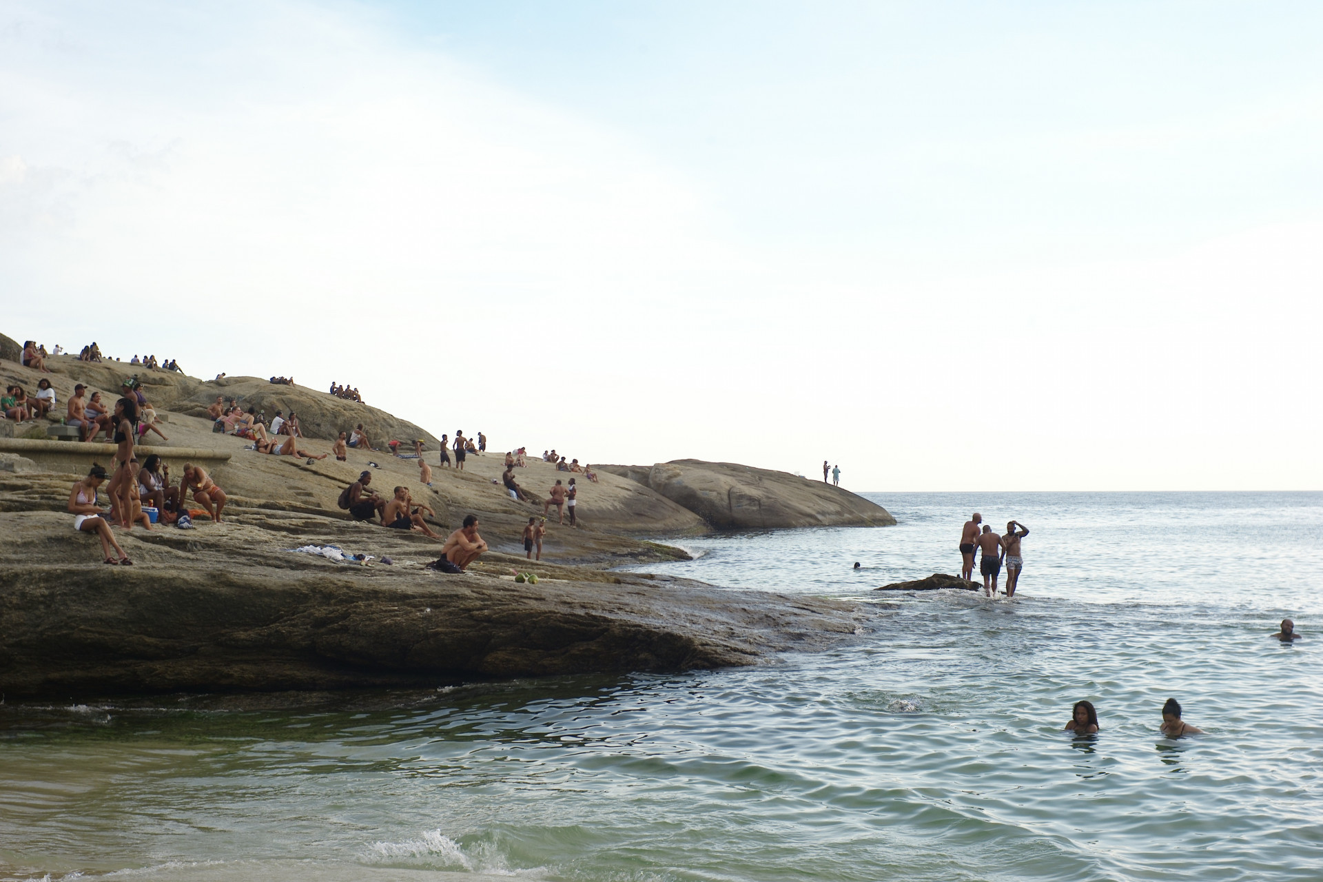 Clima tempo na praia do Arpoador.  -  Pedro Ivo/ Agência O Dia 
