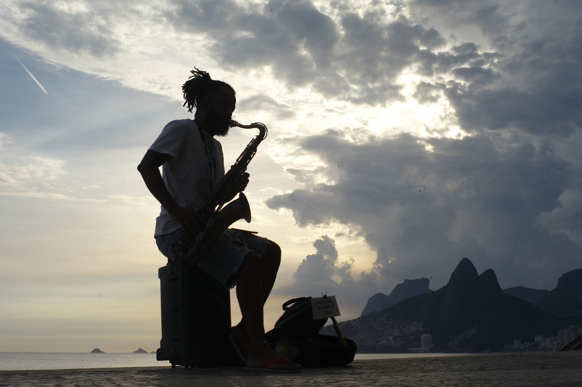 Clima tempo na praia do Arpoador.  -  Pedro Ivo/ Agência O Dia 