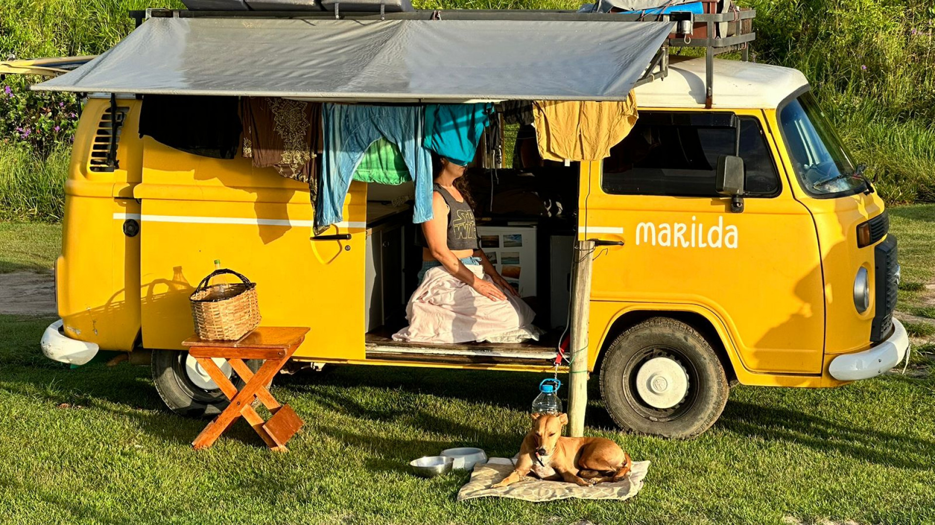 Drica e a cachorra Salsi e a Kombi Marilda - Globo / Divulgação