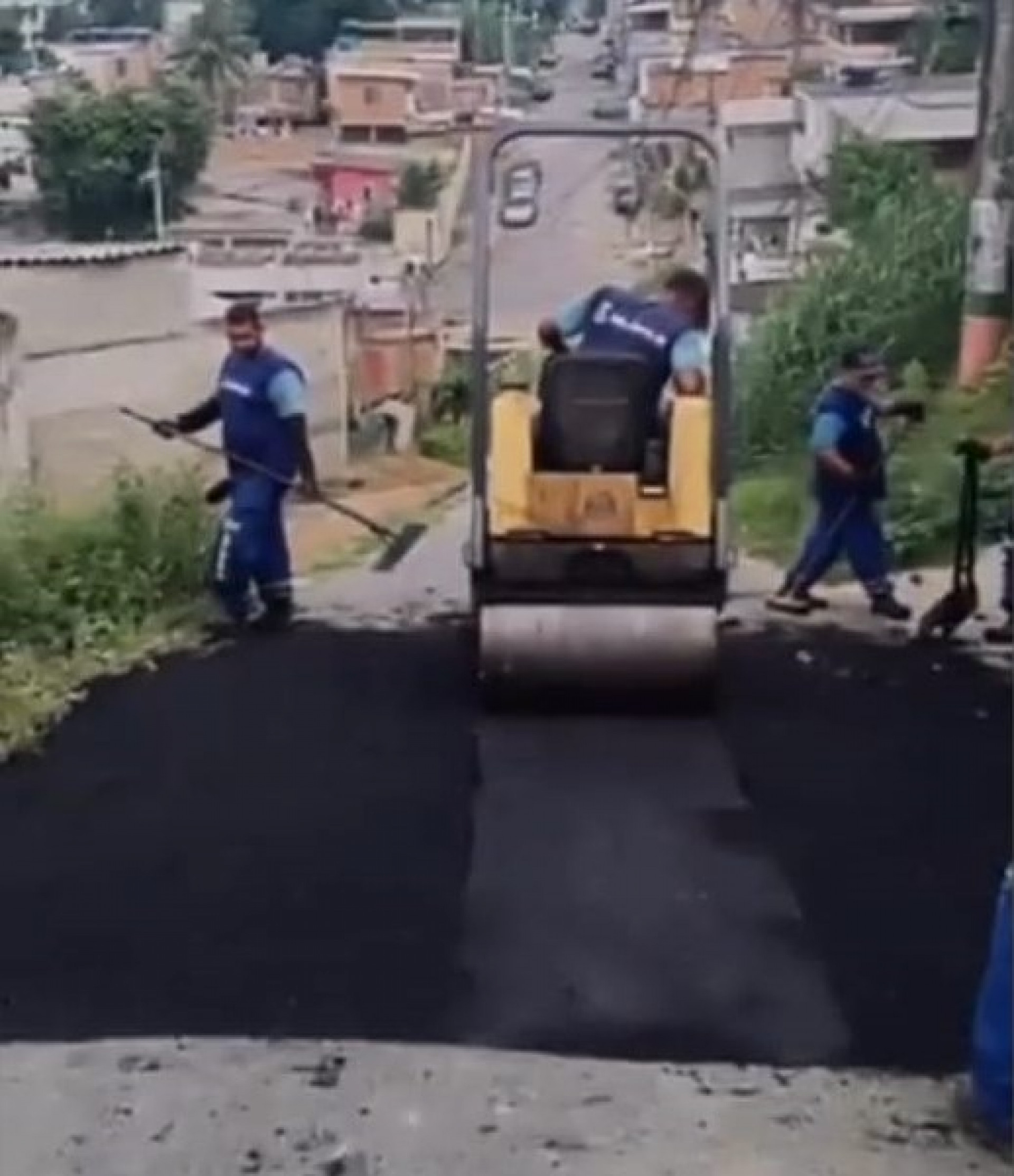 A Secretaria de Obra de Nil&oacute;polis pavimentou as vias que foram "cortadas" pelos bandidos para a coloca&ccedil;&atilde;o das barricadas - Divulga&ccedil;&atilde;o / 20&ordm; BPM