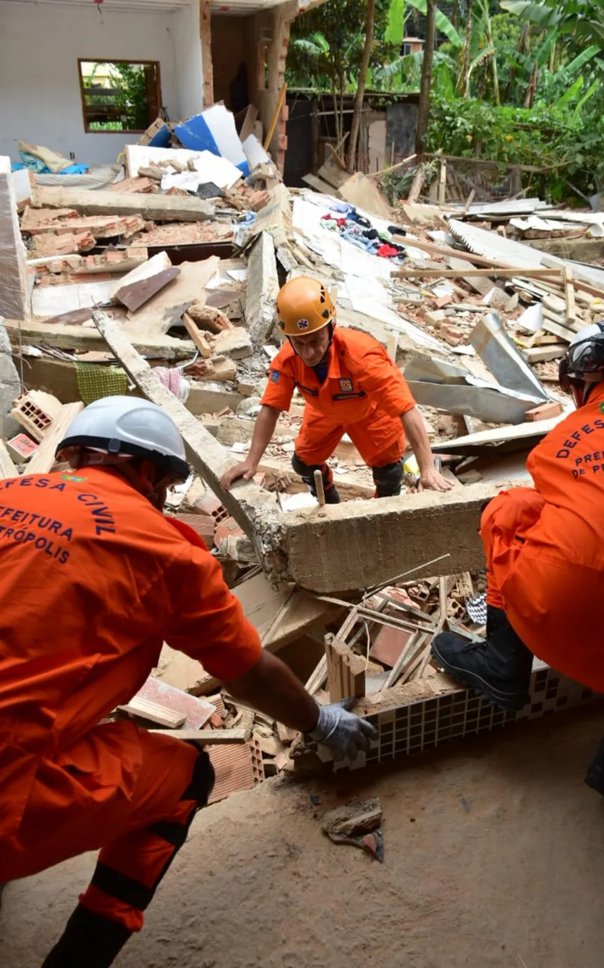 Casa desabou na madrugada deste sábado (11) - Evaldo Macedo / Prefeitura de Petrópolis