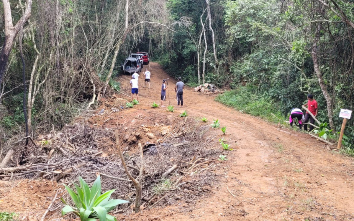Depois da retirada do entulho, o caminho ficou mais livre para a passagem de carros
