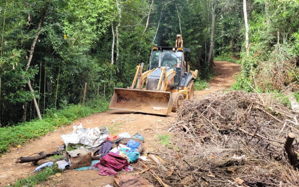 Escavadeira da Secretaria Municipal de Obras fazendo a limpeza dos entulhos