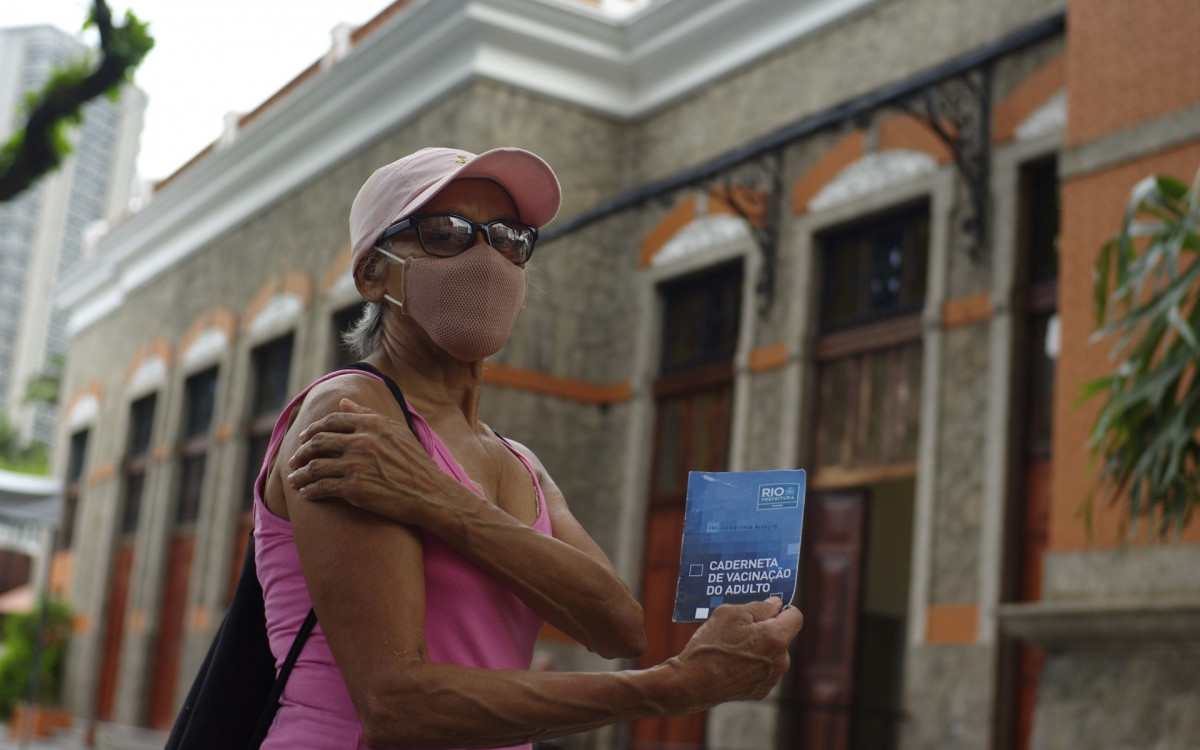 Edite Rodrigues, 65 anos, tomou a vacina bivalente em Botafogo