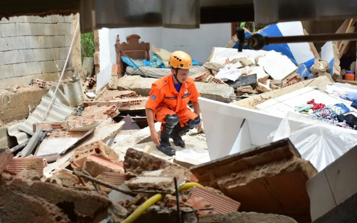 Casa desaba durante a madrugada em Itaipava, distrito de Petrópolis