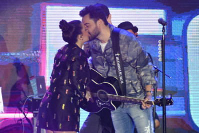 Assumidos, Fernando sobre em palco de Maiara e Maraisa e beija cantora na boca