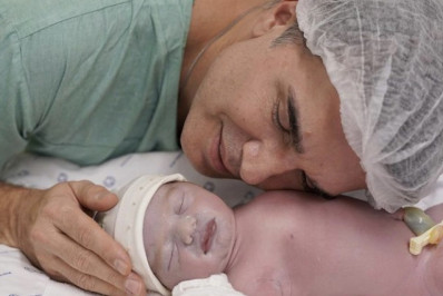 Jarbas Homem de Mello celebra primeiro mês de Luca, filho com Claudia Raia: 'Te amamos'