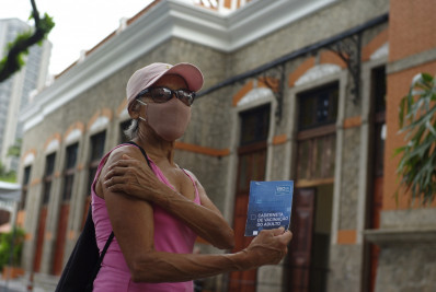 Idosos recebem vacina bivalente contra a covid-19: 'Temos que nos cuidar'