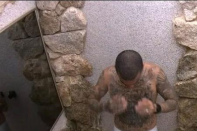 MC Guimê anima internautas e irrita Lexa em novo banho de cueca branca no BBB