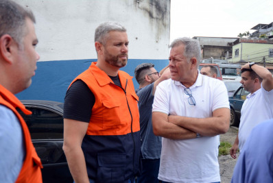 Sérgio Gomes acompanha limpeza de unidades de saúde de Barra Mansa