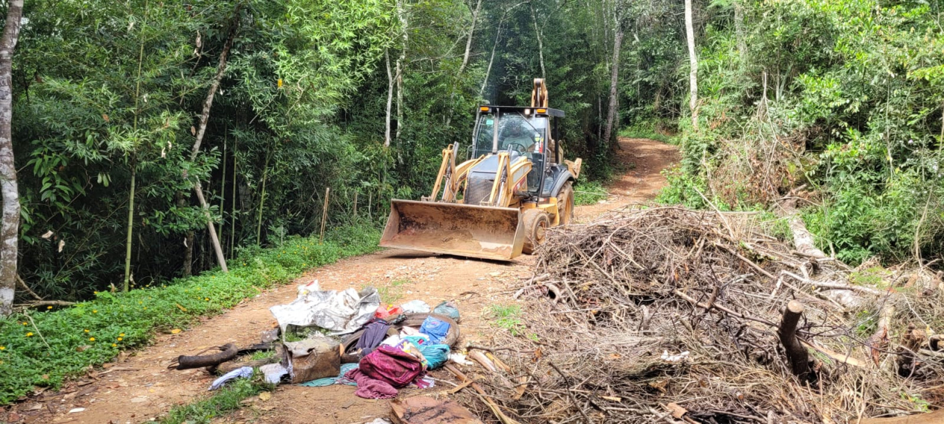 Escavadeira da Secretaria Municipal de Obras fazendo a limpeza dos entulhos - Andr&eacute;a Brito