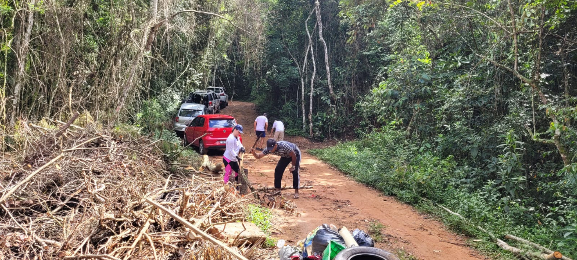 In&iacute;cio do trabalho de limpeza no C&oacute;rrego do Pr&iacute;ncipe - Andr&eacute;a Brito