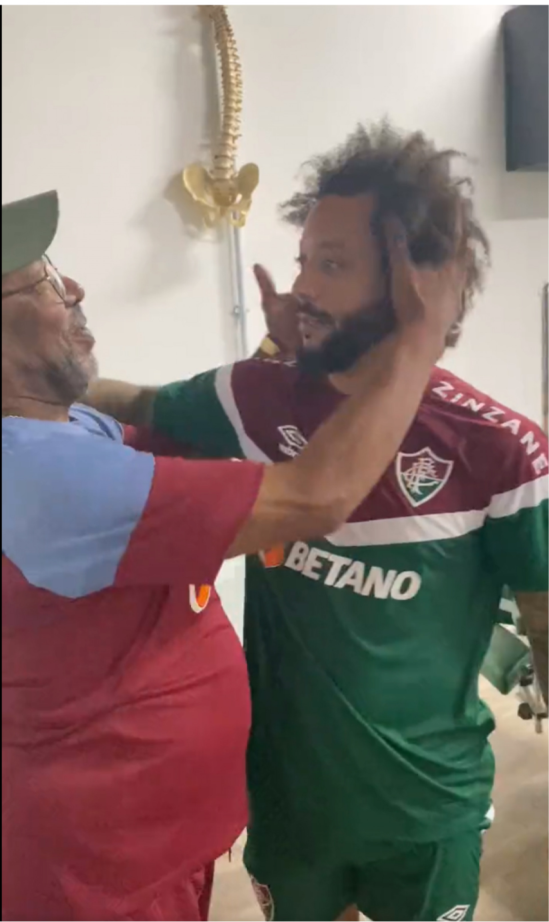 Com uniforme de treino, Marcelo reencontra o massagista Geg&ecirc;, em primeiro dia no CT do Fluminense