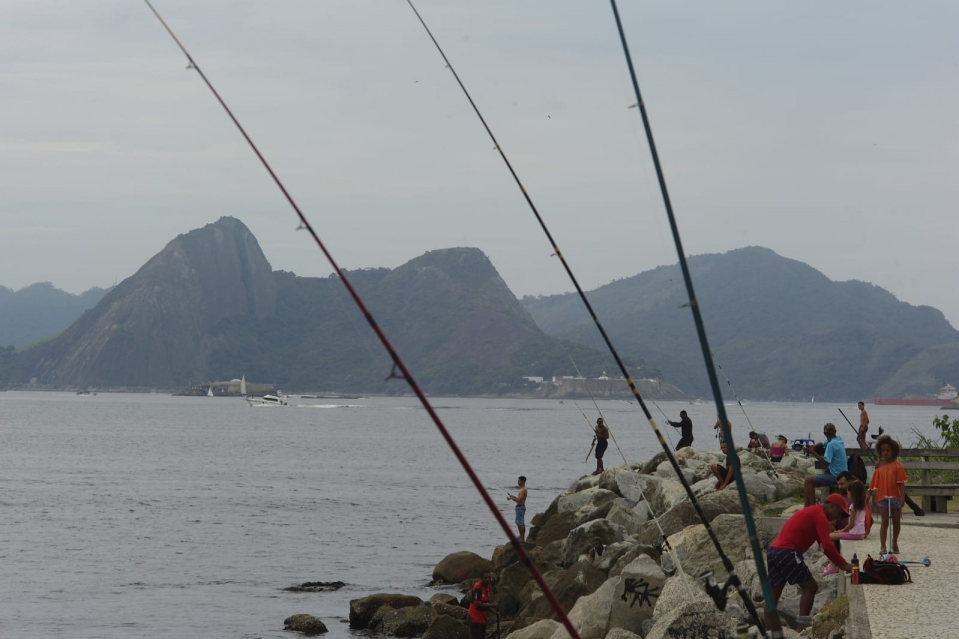 A previsão aponta que pancadas de chuva isoladas podem acumular 25 mm no período de uma hora em ao menos um ponto da cidade - Pedro Ivo/ Agência O Dia
