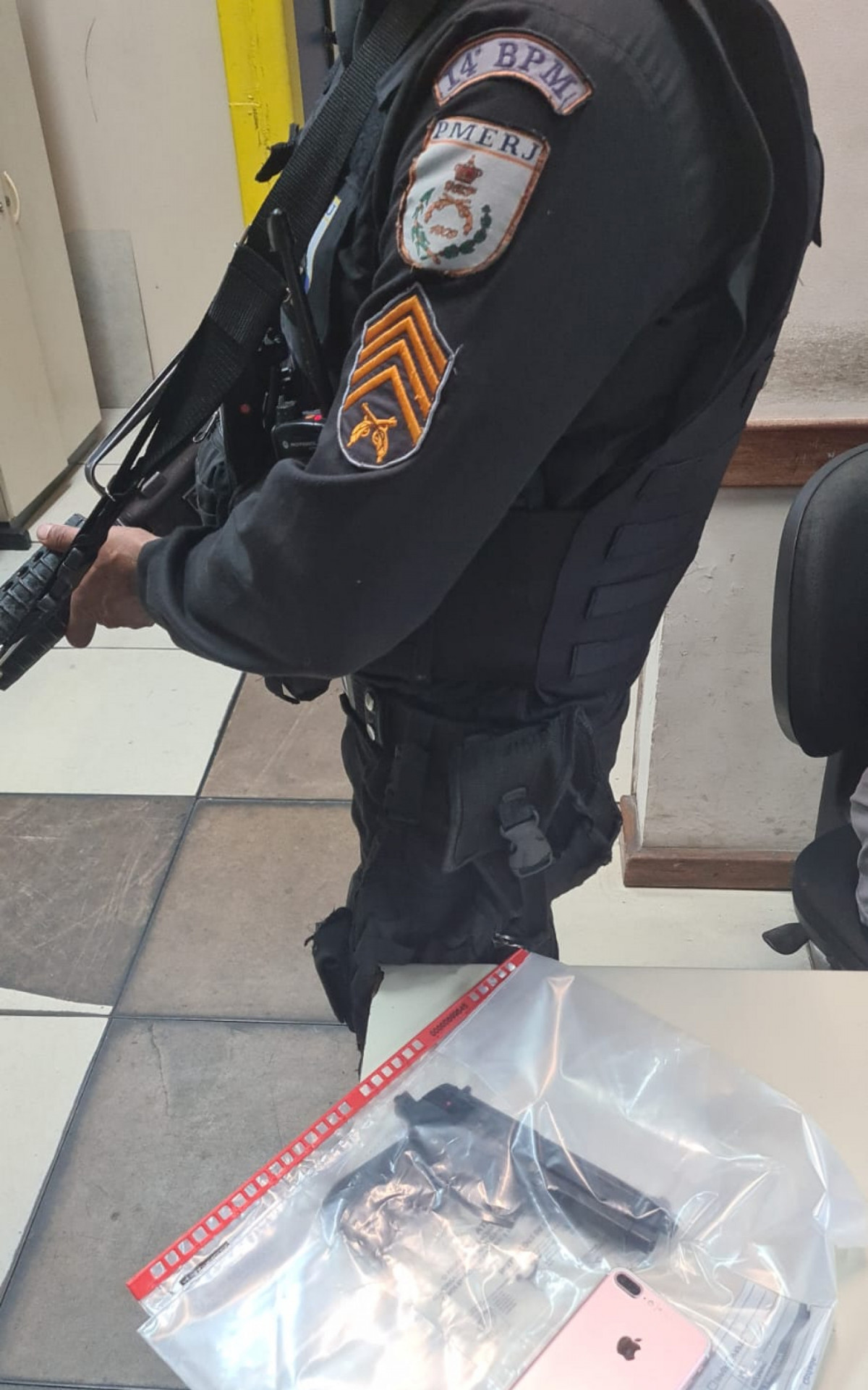 Réplica de pistola foi apreendida e celular recuperado - Divulgação / PMERJ