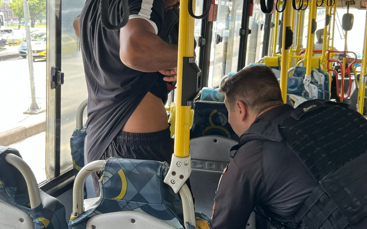Suspeitos entraram em ônibus para tentar fugir - Divulgação / PMERJ