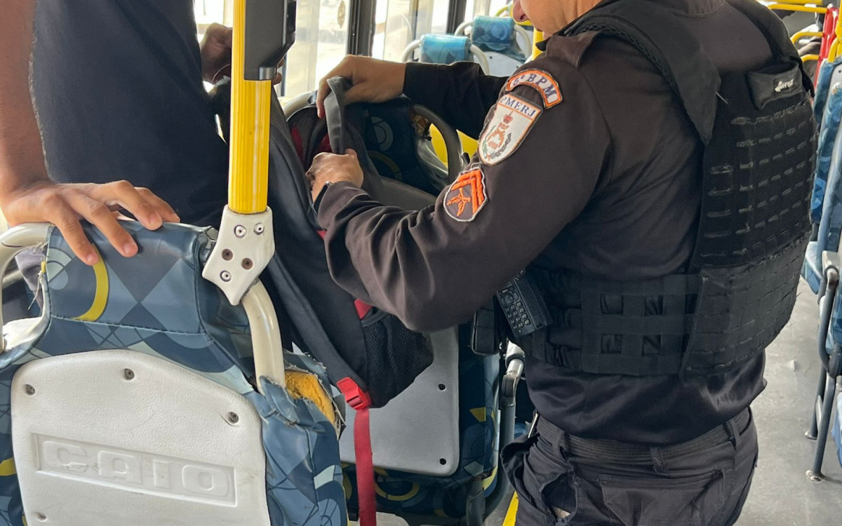Suspeitos entraram em ônibus para tentar fugir - Divulgação / PMERJ
