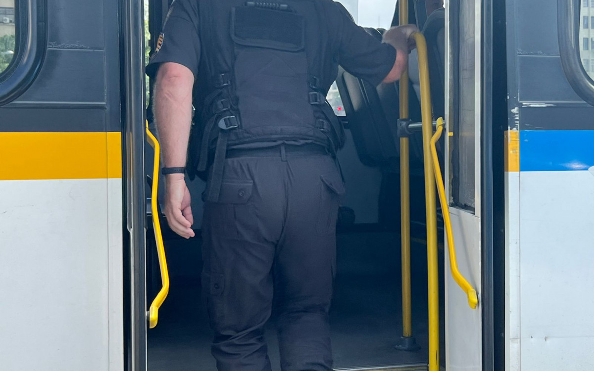 Suspeitos entraram em ônibus para tentar fugir - Divulgação / PMERJ