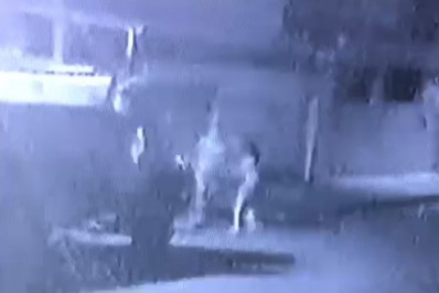 Vídeo: homem agride ex-companheira com chutes e puxões de cabelo durante crise de ciúmes