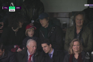 'Pé frio' no futebol, Mick Jagger marca presença na vitória do Arsenal e choca críticos