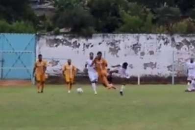 Vídeo: ex-atacante do Flamengo é agredido durante jogo do Campeonato Brasiliense