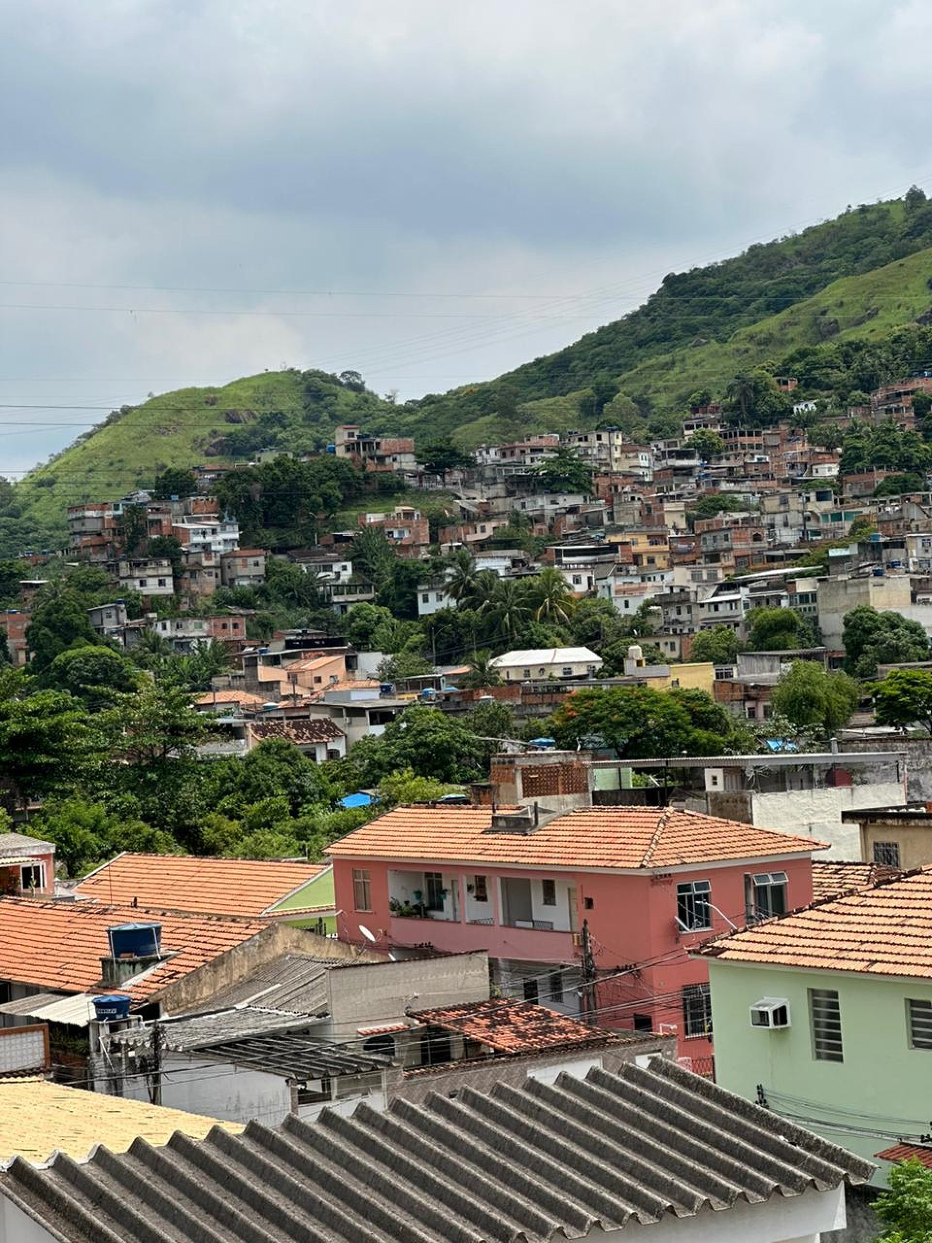 Moradores relataram intensa troca de tiros na regi&atilde;o durante a madrugada, manh&atilde; e in&iacute;cio da tarde deste domingo (12)