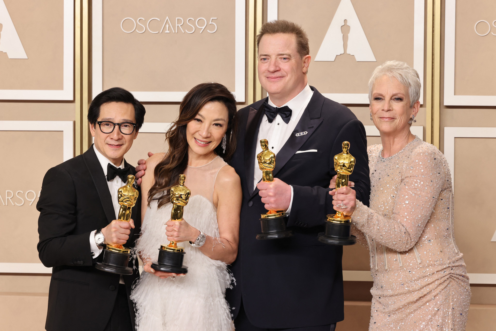 Ke Huy Quan, melhor ator coadjuvante por ‘Tudo em todo lugar ao mesmo tempo,’ Michelle Yeoh, vencedora de melhor atriz por ‘Tudo em todo lugar ao mesmo tempo’, Brendan Fraser, vencedor de melhor ator por 'A Baleia’ e Jamie Lee Curtis, vencedora de melhor atriz coadjuvante por ‘Tudo em todo lugar ao mesmo tempo' - AFP