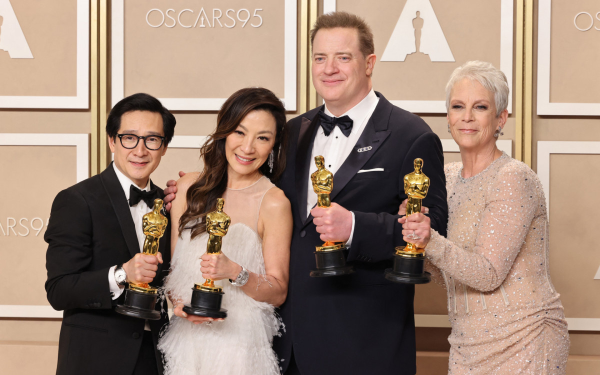 Ke Huy Quan, melhor ator coadjuvante por &lsquo;Tudo em todo lugar ao mesmo tempo,&rsquo; Michelle Yeoh, vencedora de melhor atriz por &lsquo;Tudo em todo lugar ao mesmo tempo&rsquo;, Brendan Fraser, vencedor de melhor ator por 'A Baleia&rsquo; e Jamie Lee Curtis, vencedora de melhor atriz coadjuvante por &lsquo;Tudo em todo lugar ao mesmo tempo'