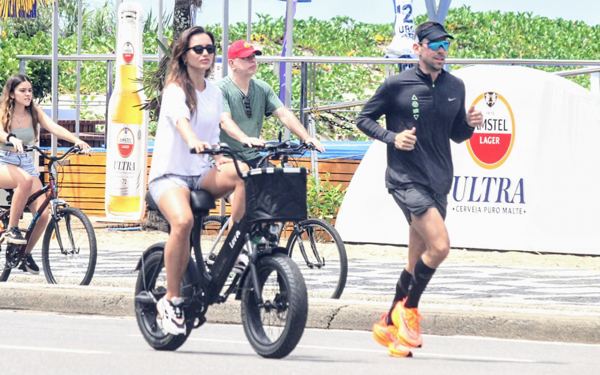 Rafa Kalimann é clicada ao lado de novo affair na Zona Sul do Rio - Dan Delmiro/ Agnews 