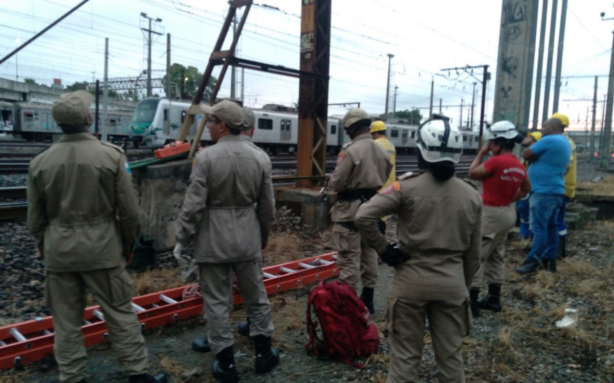 Equipes precisaram resgatar o corpo do homem do alto do poste