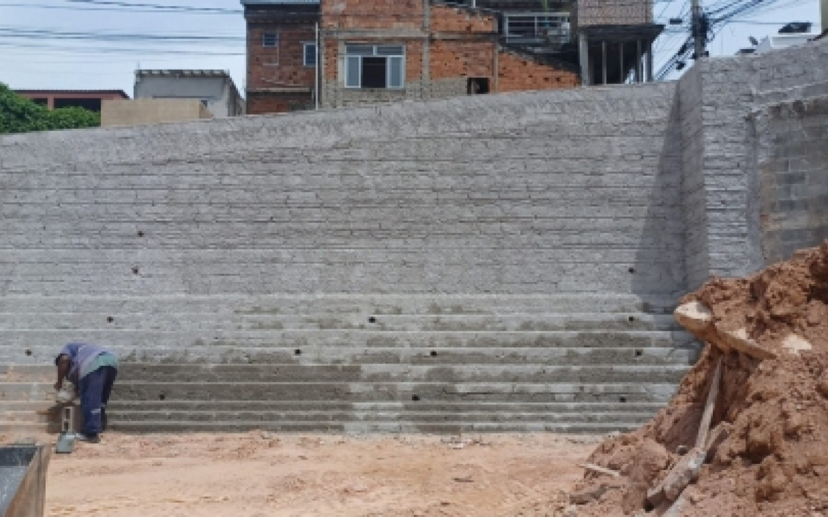 Obra de muro de conten&ccedil;&atilde;o em Duque de Caxias