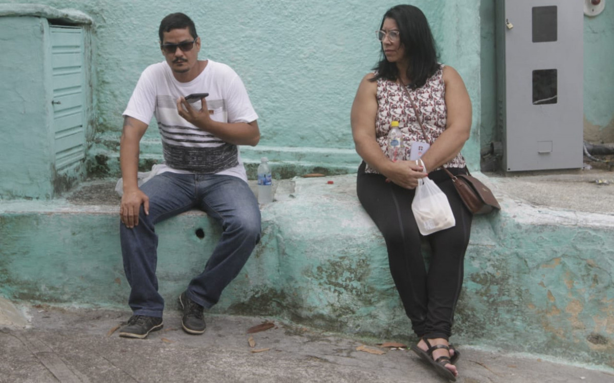 Cícero Aragão, o irmão de Leonardo, esteve no IML de Caxias para realizar a liberação do corpo nesta segunda - Marcos Porto/Agência o Dia