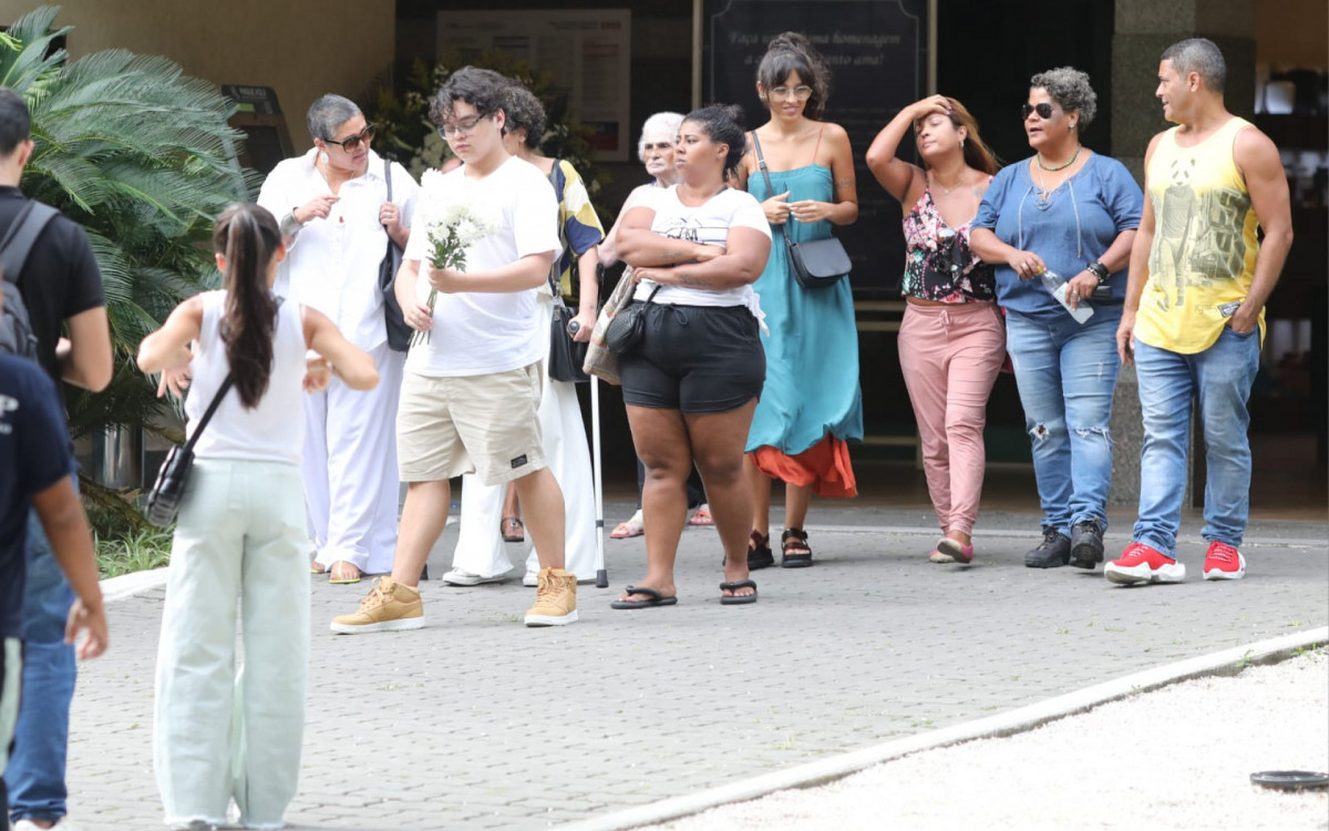 Amigos e familiares de Antônio Pedro deixam o Cemitério da Penitência, onde o corpo do ator foi cremado, nesta segunda-feira - Pedro Ivo / Agência O Dia