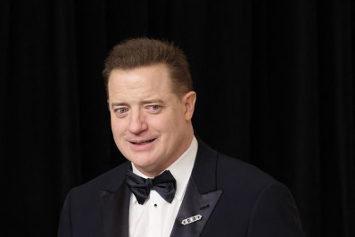 Após sumiço em Hollywood, Brendan Fraser leva Oscar para casa