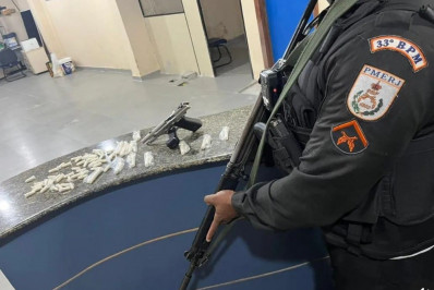 Policiais do Gat apreenderam arma e drogas nas 