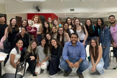 Universitária alvo de preconceito pela idade recebe homenagem