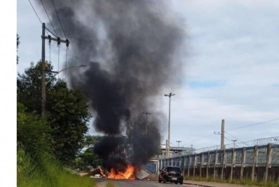 Manifestação de moradores bloqueia ruas em Santa Cruz e Paciência