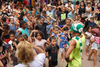 Domingo de sol e diversão na Praça do Galo Branco