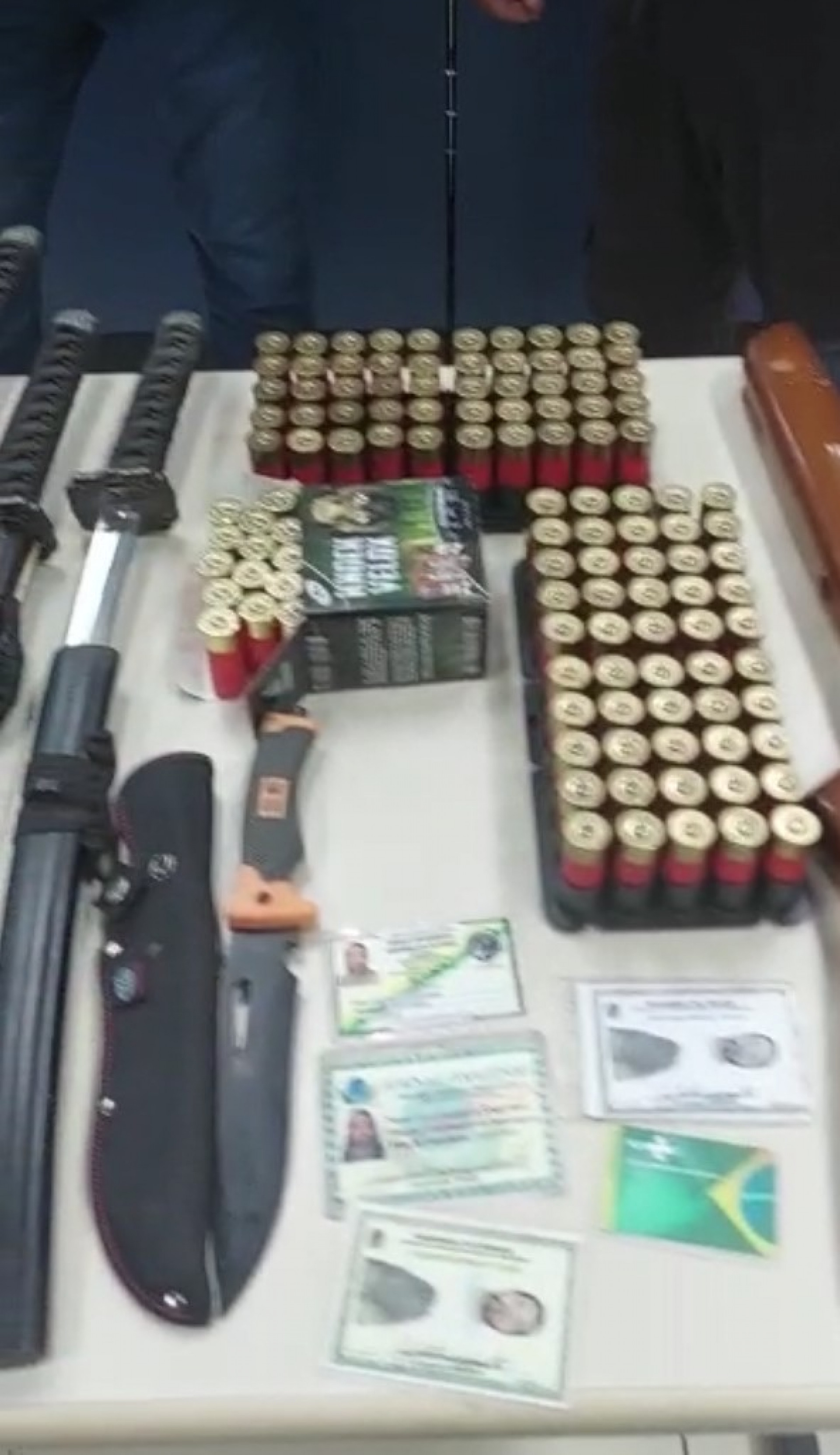 Espadas, fac&atilde;o, muni&ccedil;&otilde;es e documentos falsos foram apreendidos com o acusado