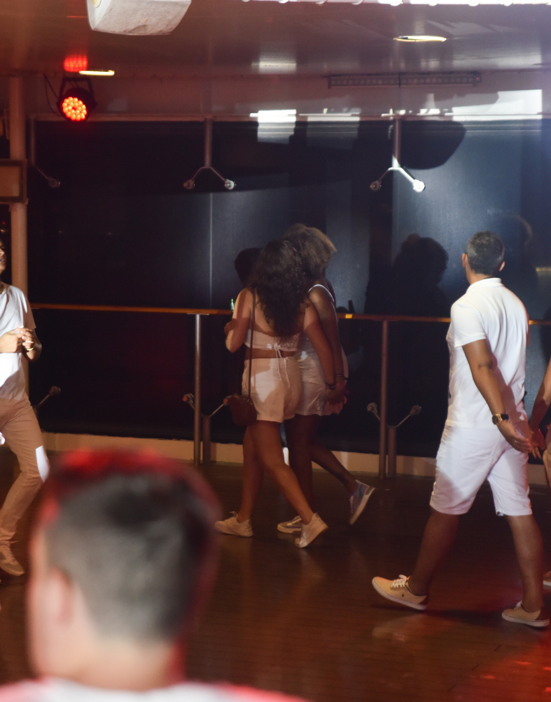 Ex-BBB Jessilane troca beijos e carinhos com a namorada, Sté Frick, no navio de Luan Santana - Leo Franco / Ag. News