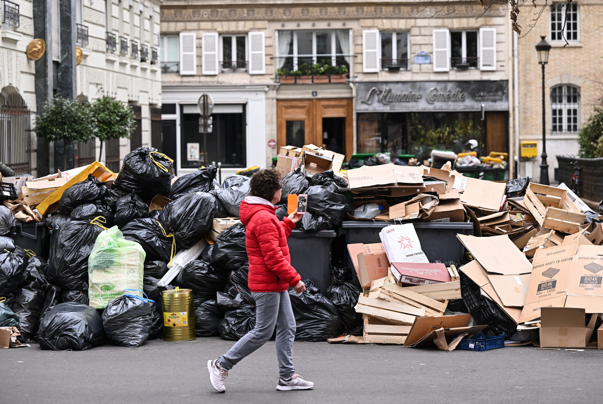 Moradores e turistas reclamam da montoeira de lixo e mau cheiro pelas ruas de Paris - AFP