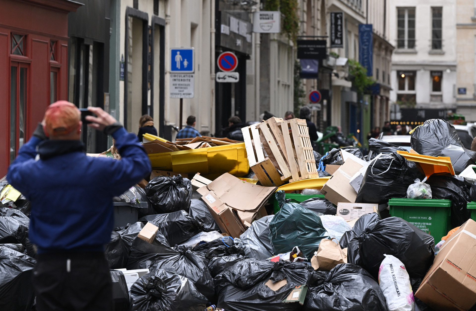 Moradores e turistas reclamam da montoeira de lixo e mau cheiro pelas ruas de Paris - AFP