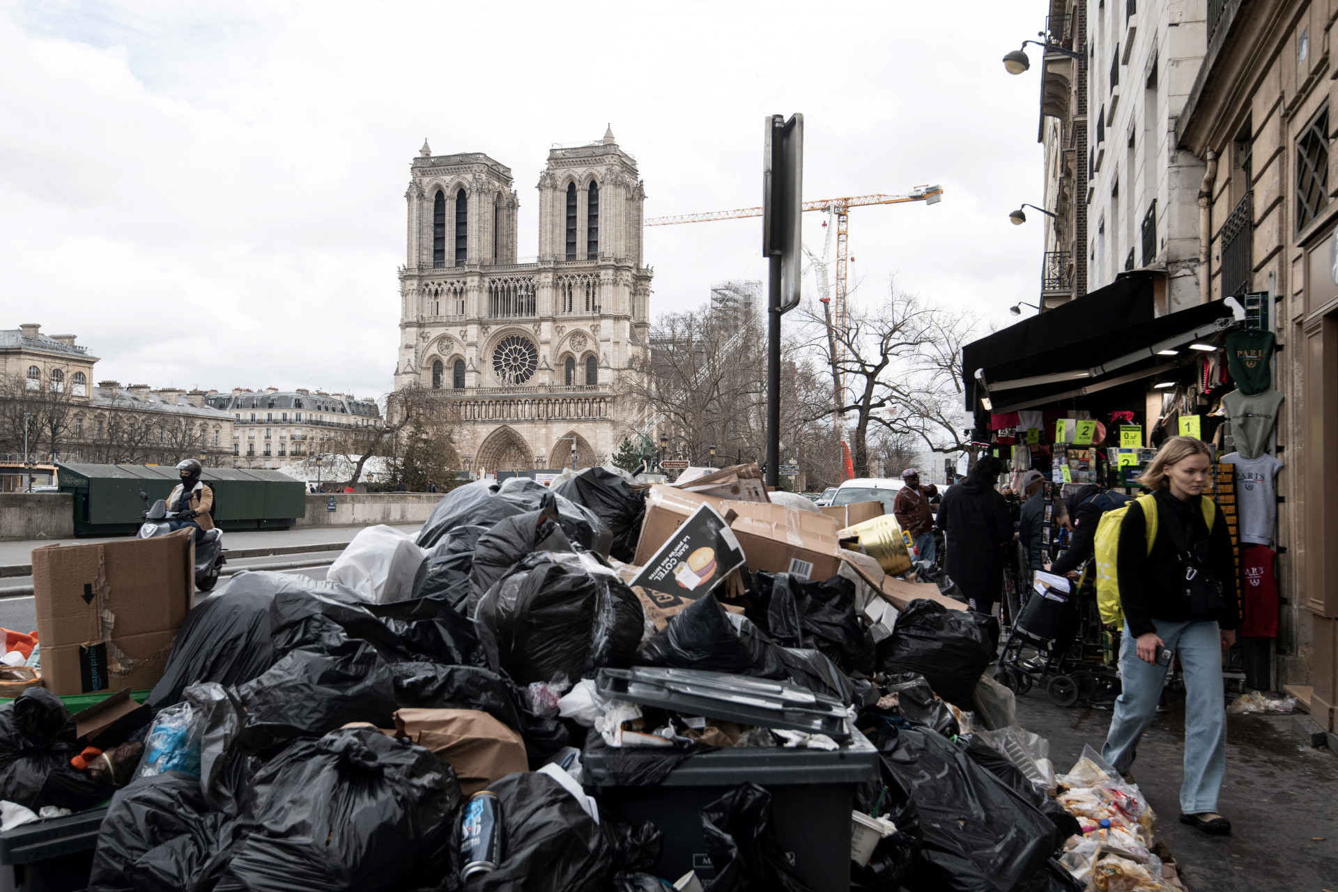 Nas margens do rio Sena, o lixo bloqueia a vista da Catedral de Notre-Dame, em Paris - AFP