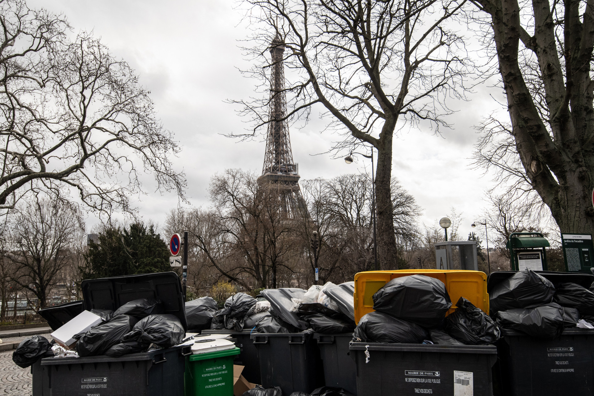 Nas saídas de metrô próximos à Torre Eiffel, turistas se deparam com um muro de sacolas de lixo - AFP