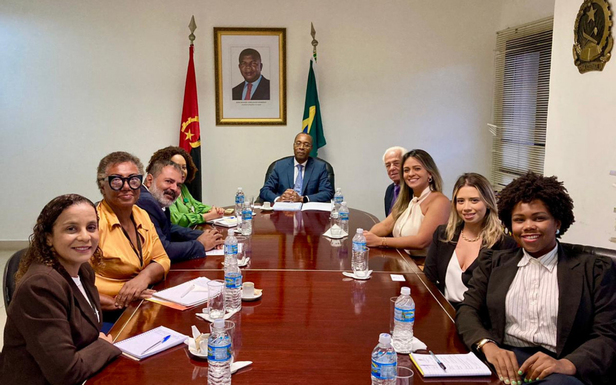 O c&ocirc;nsul-geral com representantes de tr&ecirc;s Secretarias de Belford Roxo